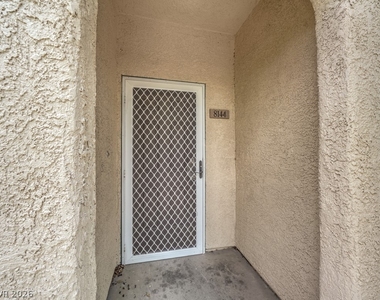 2291 W Horizon Ridge Parkway - Photo Thumbnail 2