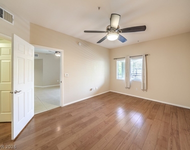 2291 W Horizon Ridge Parkway - Photo Thumbnail 14