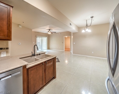 2291 W Horizon Ridge Parkway - Photo Thumbnail 11