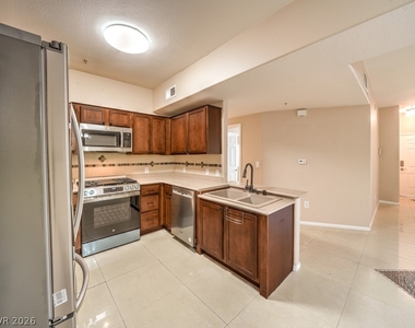 2291 W Horizon Ridge Parkway - Photo Thumbnail 10