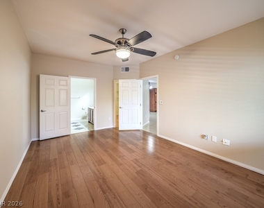 2291 W Horizon Ridge Parkway - Photo Thumbnail 15