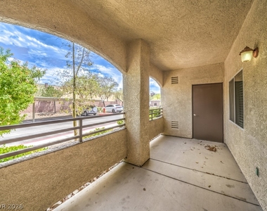 2291 W Horizon Ridge Parkway - Photo Thumbnail 26
