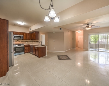 2291 W Horizon Ridge Parkway - Photo Thumbnail 8