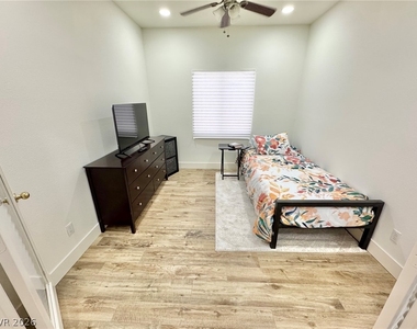 8852 Winter Sky Avenue - Photo Thumbnail 10