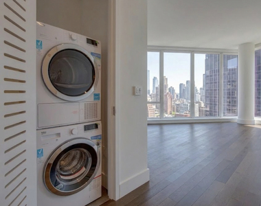 East 44th Street - Photo Thumbnail 4