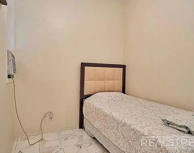 912 Gates Avenue - Photo Thumbnail 3