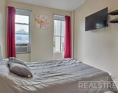 912 Gates Avenue - Photo Thumbnail 2