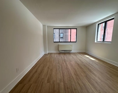 West 96th Street - Photo Thumbnail 4