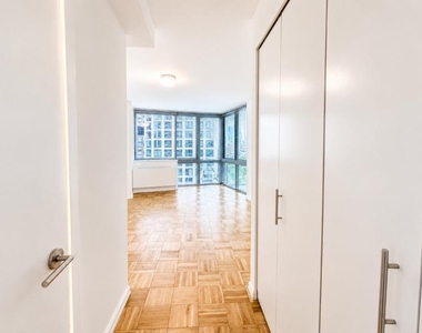 West 37th Street - Photo Thumbnail 4
