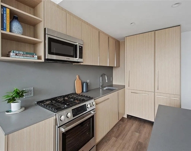West 33rd Street - Photo Thumbnail 2
