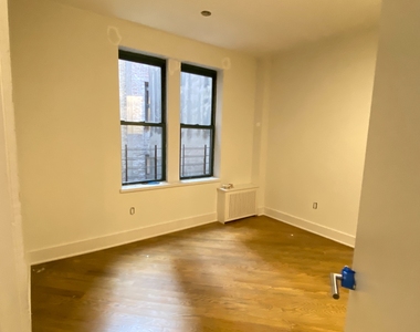 East 70th St & 3rd Ave - Photo Thumbnail 2
