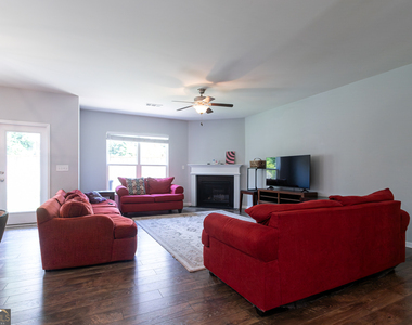 302 Pebblestone Lane - Photo Thumbnail 5