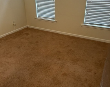 9592 Lakeview Circle - Photo Thumbnail 8