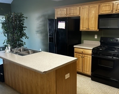 9592 Lakeview Circle - Photo Thumbnail 4