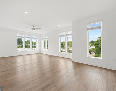 371 Grant Circle Se - Photo Thumbnail 3