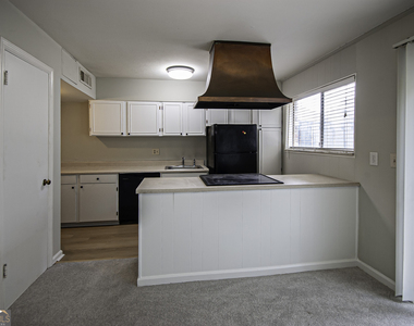 3099 Colonial Way - Photo Thumbnail 6