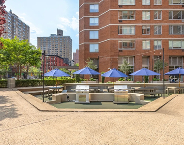 Second Avenue - Photo Thumbnail 6