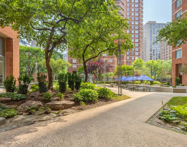 Second Avenue - Photo Thumbnail 10