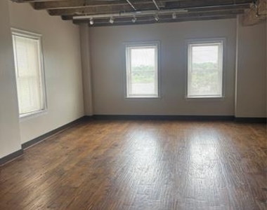 329 E Colorado Boulevard - Photo Thumbnail 3