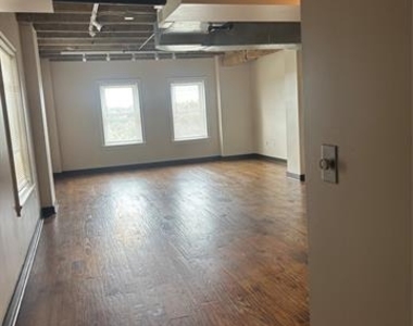 329 E Colorado Boulevard - Photo Thumbnail 2