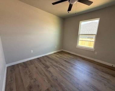 966 Minda Street - Photo Thumbnail 6