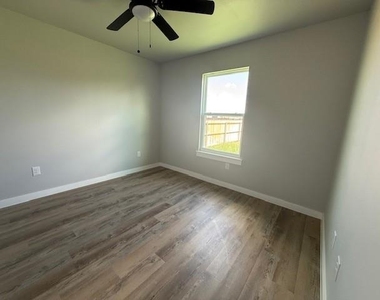 966 Minda Street - Photo Thumbnail 8