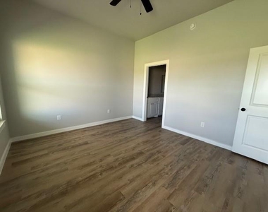 966 Minda Street - Photo Thumbnail 12