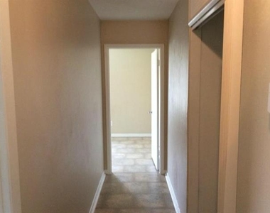 1201 Travis Street - Photo Thumbnail 3