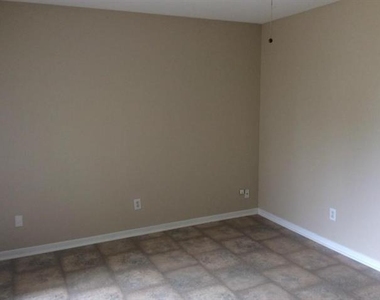 1201 Travis Street - Photo Thumbnail 4