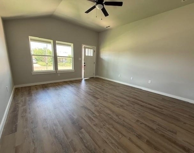 954 Minda Street - Photo Thumbnail 2