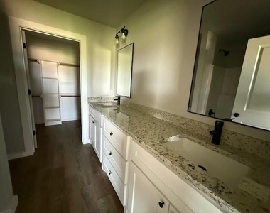 954 Minda Street - Photo Thumbnail 13