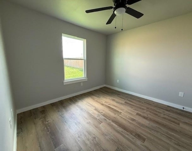 954 Minda Street - Photo Thumbnail 6