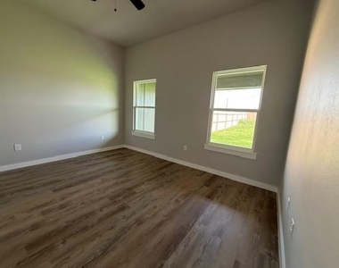 954 Minda Street - Photo Thumbnail 11