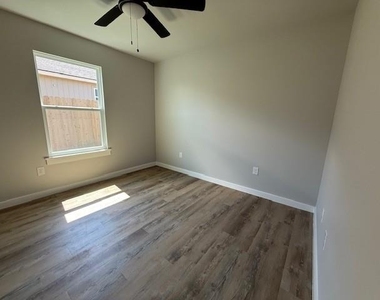 954 Minda Street - Photo Thumbnail 8