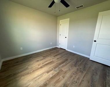954 Minda Street - Photo Thumbnail 7