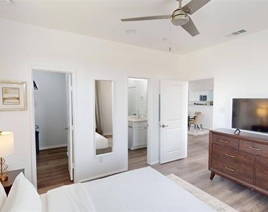 3235 Dallas Street - Photo Thumbnail 8
