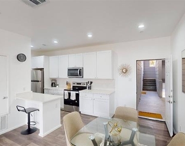 3235 Dallas Street - Photo Thumbnail 5