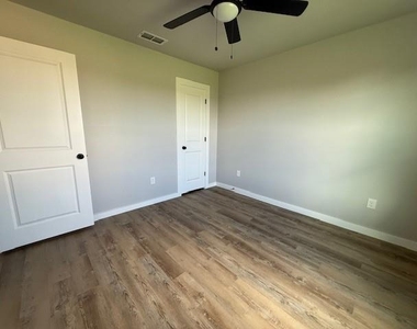 950 Minda Street - Photo Thumbnail 7