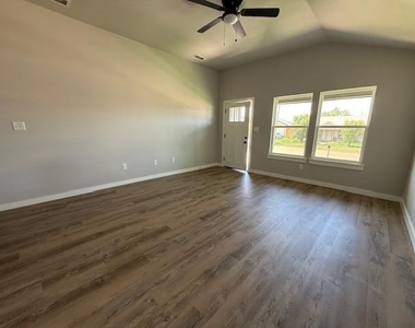 950 Minda Street - Photo Thumbnail 2