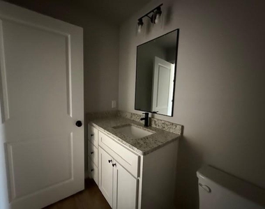 950 Minda Street - Photo Thumbnail 10