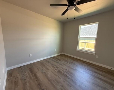 950 Minda Street - Photo Thumbnail 8