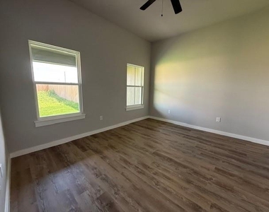 950 Minda Street - Photo Thumbnail 9