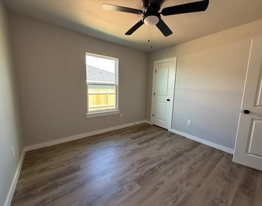 950 Minda Street - Photo Thumbnail 16