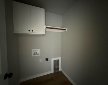 950 Minda Street - Photo Thumbnail 14