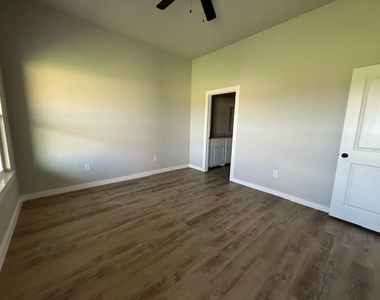 950 Minda Street - Photo Thumbnail 12