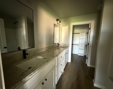 950 Minda Street - Photo Thumbnail 13