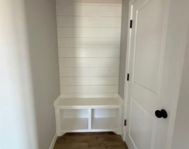 950 Minda Street - Photo Thumbnail 5