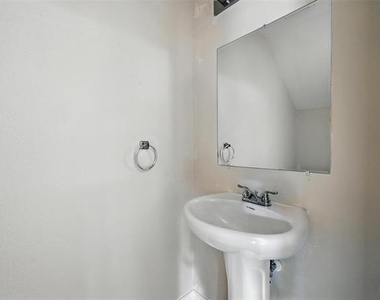721 E College Street - Photo Thumbnail 15