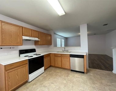 2801 Mockingbird Street - Photo Thumbnail 8