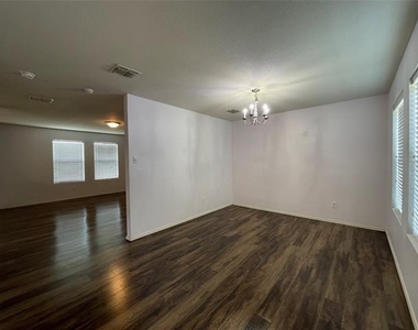 2801 Mockingbird Street - Photo Thumbnail 5